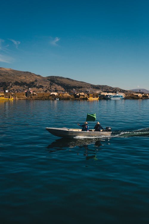 Foto d'estoc gratuïta de barca, embarcació d'aigua, muntanyes