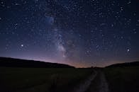 银河系在宁静开阔的田野上空，主宰着夜空中令人惊叹的景象