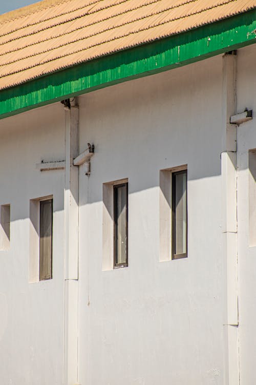 Fotos de stock gratuitas de blanco, edificio, iluminado por el sol