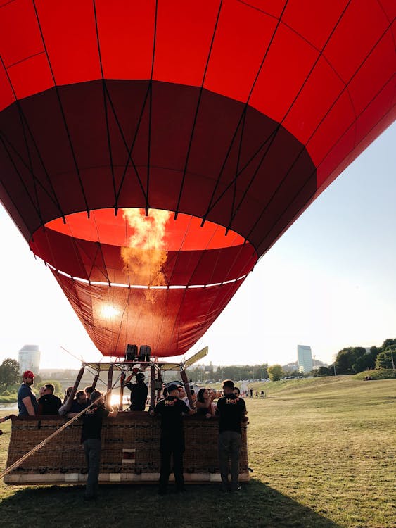 Gratuit Les Gens Se Sont Rassemblés Autour De Ballon à Air Chaud Rouge Photos
