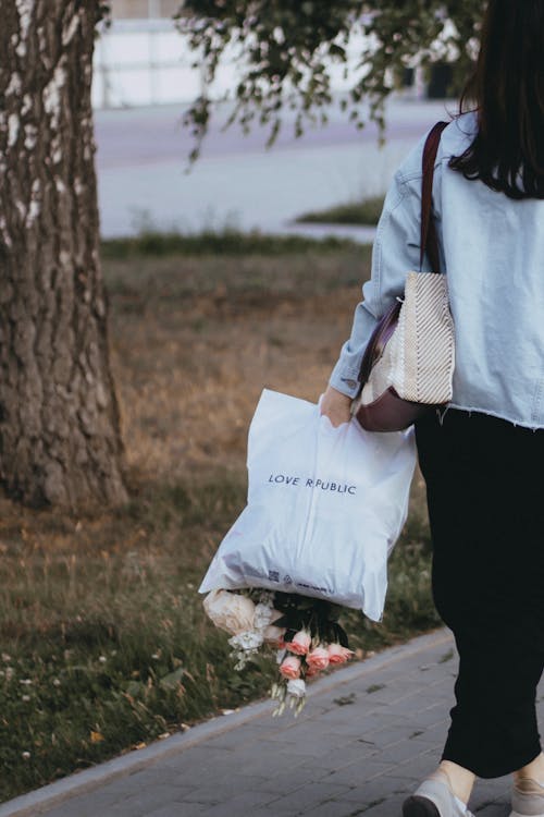 Foto profissional grátis de bolsa de compras, buquê, calçada