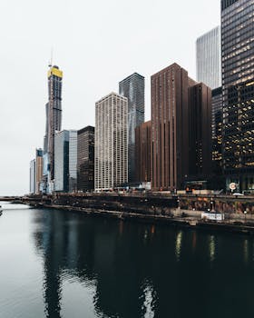 阴天海滨的现代城市景观中矗立着摩天大楼