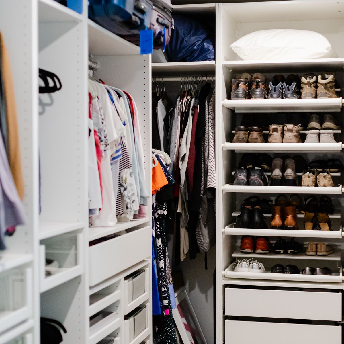 Guarda-roupa organizado com roupas penduradas, prateleiras e sapatos