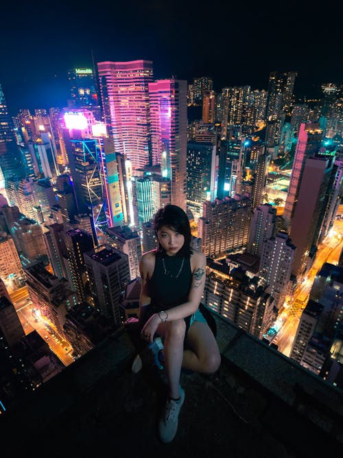 бесплатная Фотография женщины, сидящей на крыше Стоковое фото