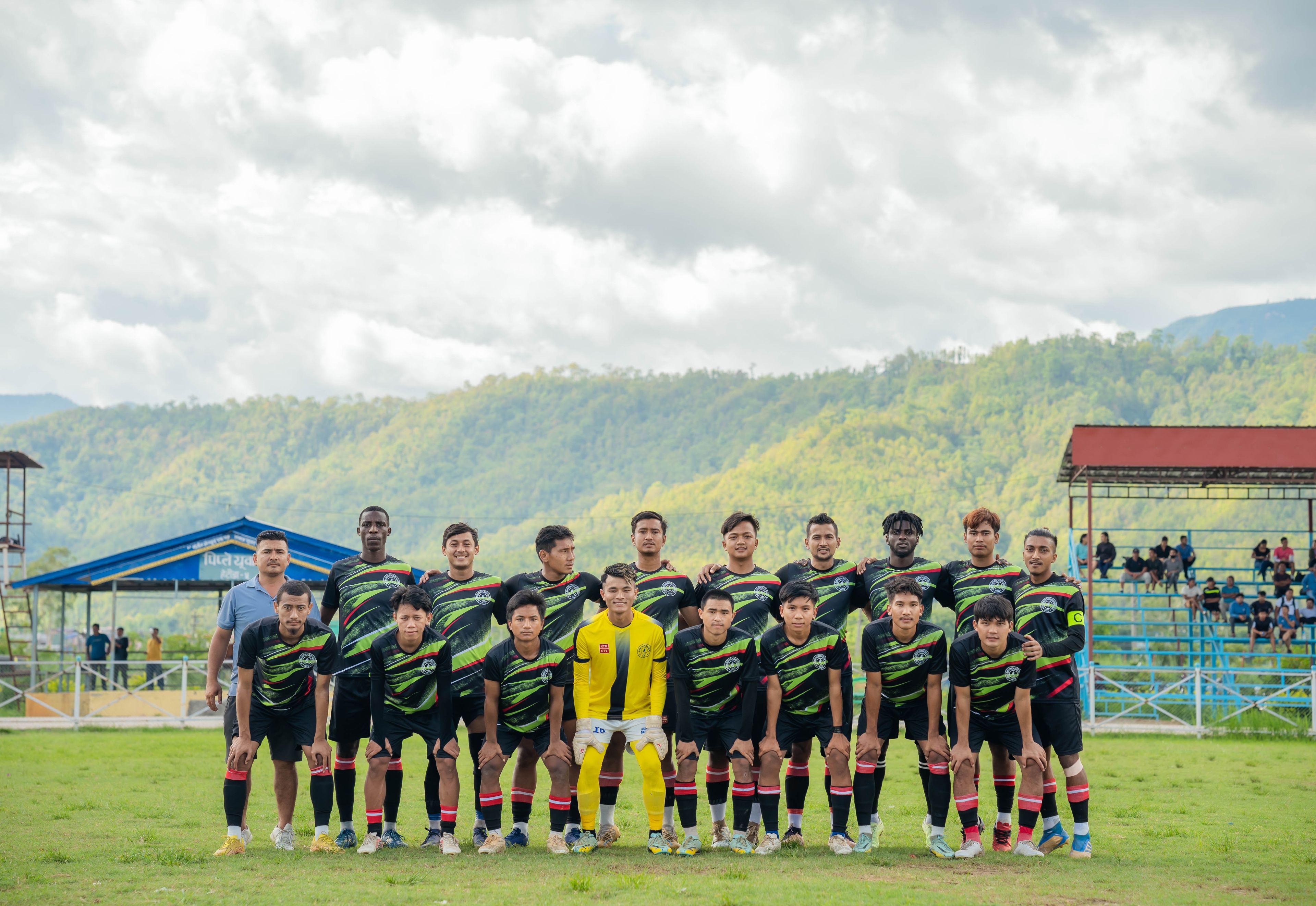 Tim sepak bola berpose bersama di lapangan