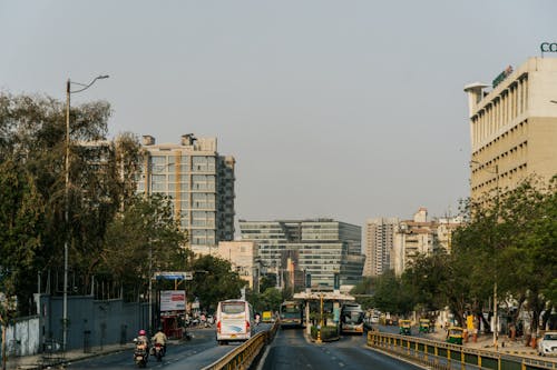 Fotos de stock gratuitas de arboles, arquitectura moderna, autobús