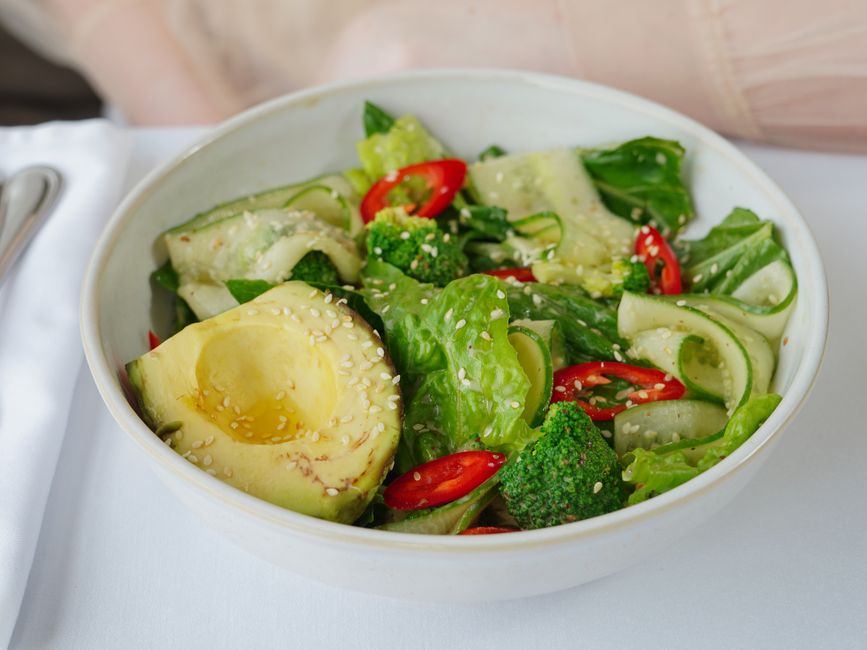 A bowl of creamy avocado-based cucumber soup garnished with oil - cucumber soup vegan A bowl of creamy avocado-based cucumber soup garnished with oil - cucumber soup vegan