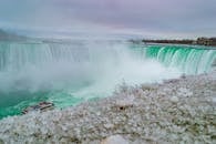 冰冻的尼亚加拉瀑布，冰层与下方的船只，共同捕捉到了冬季的美丽