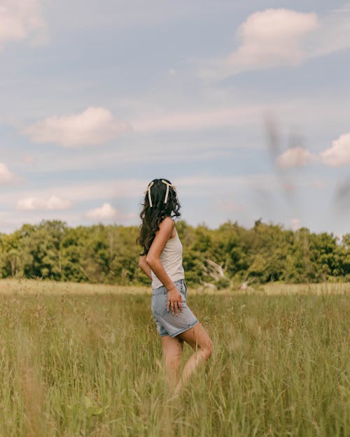 乾草地, 咖啡色頭髮的女人, 垂直拍攝 的 免費圖庫相片