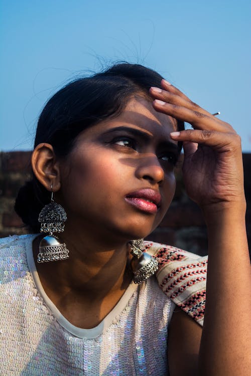 Gratis lagerfoto af ansigt, hånd, indisk kvinde