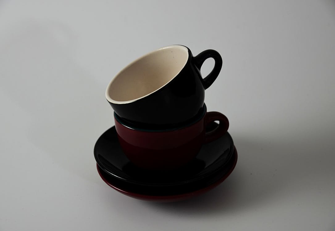 Bezpłatne Kubki Ceramiczne W Kolorze Czerwonym I Czarnym Zdjęcie z galerii