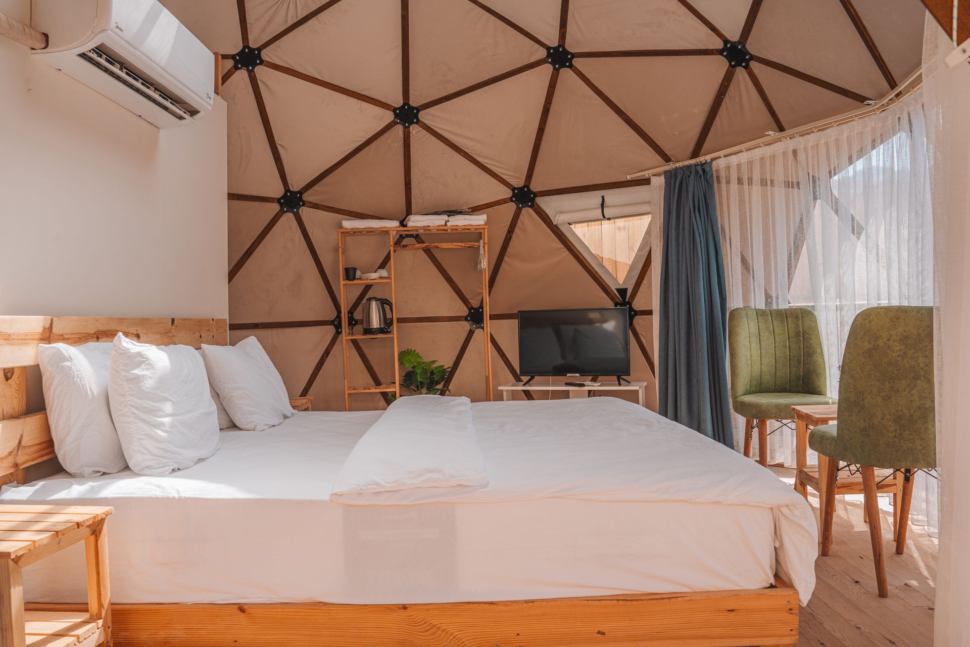 A private, glass-roofed sanctuary designed for ultimate aurora viewing in comfort