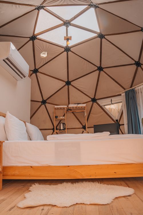 Free Cozy modern room inside a geodesic dome at a hotel in Antalya, Türkiye. Stock Photo