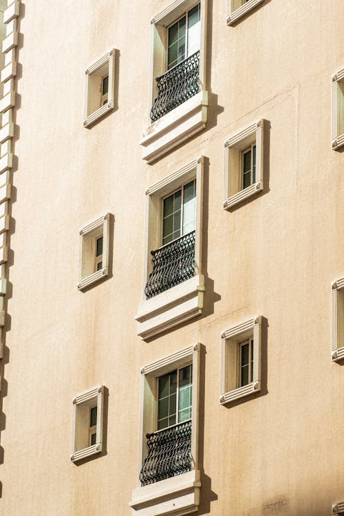 Kostenloses Stock Foto zu apartments, fenster, mauer