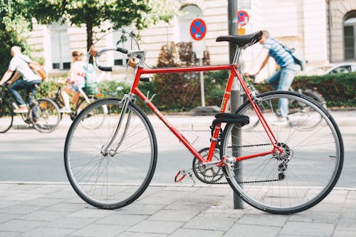 Foto profissional grátis de aço, bicicleta, calçamento