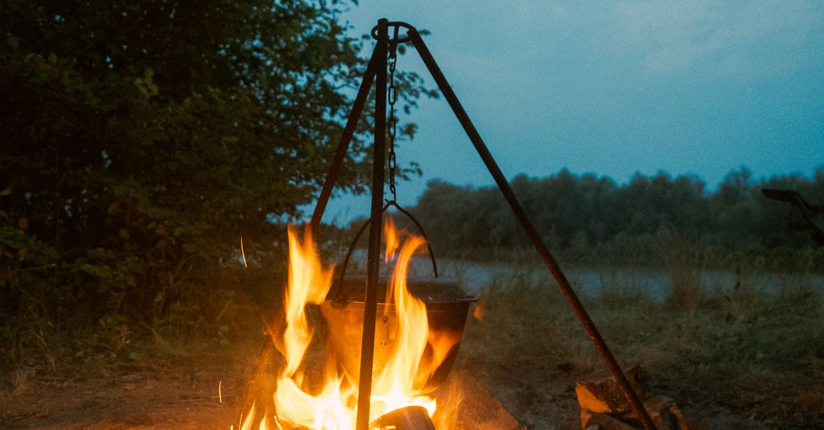 Ognisko nad jeziorem o zmierzchu