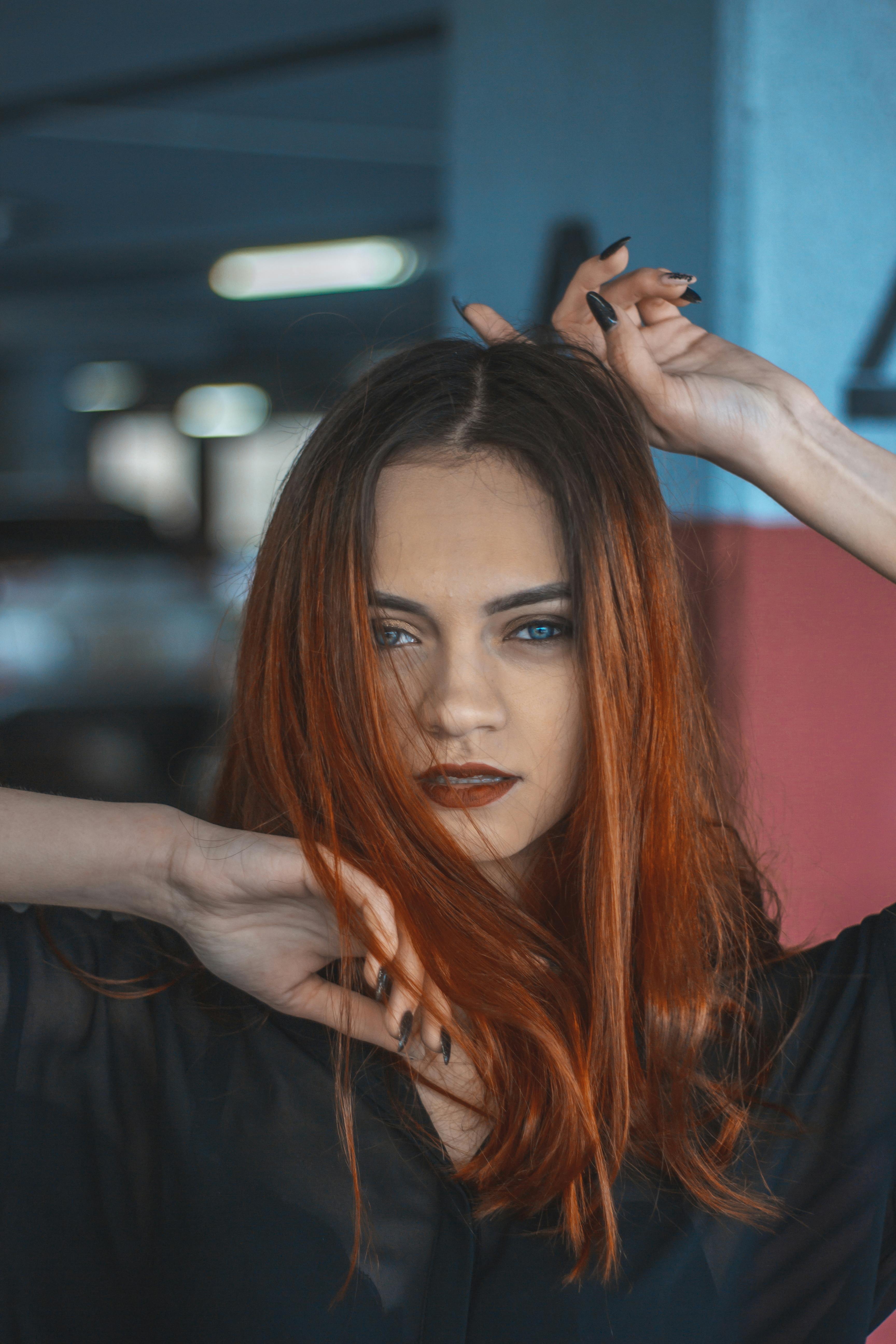 室内有一幅迷人的肖像，描绘了一位面容引人注目、红发鲜艳的女性