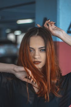 室内有一幅迷人的肖像，描绘了一位面容引人注目、红发鲜艳的女性