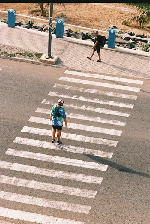 Foto profissional grátis de andando, cruzamento, faixa de pedestre