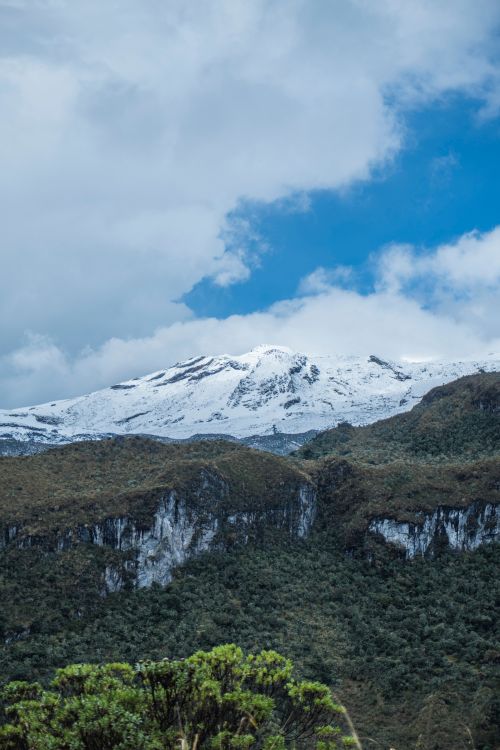 Free Stunning mountain landscape featuring snow-capped peaks against a vibrant blue sky. Stock Photo