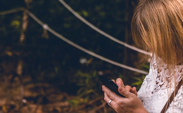 Online dating: starting a conversation on a niche platform