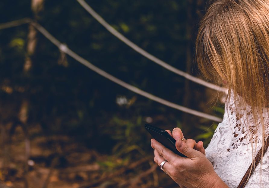 Online dating: starting a conversation on a niche platform