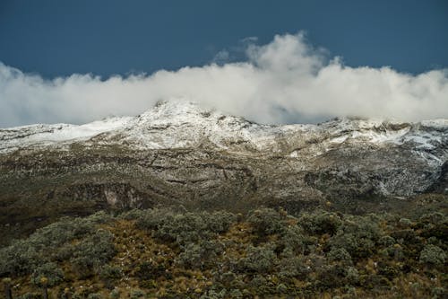 dağ silsilesi, dağlar, dik içeren Ücretsiz stok fotoğraf