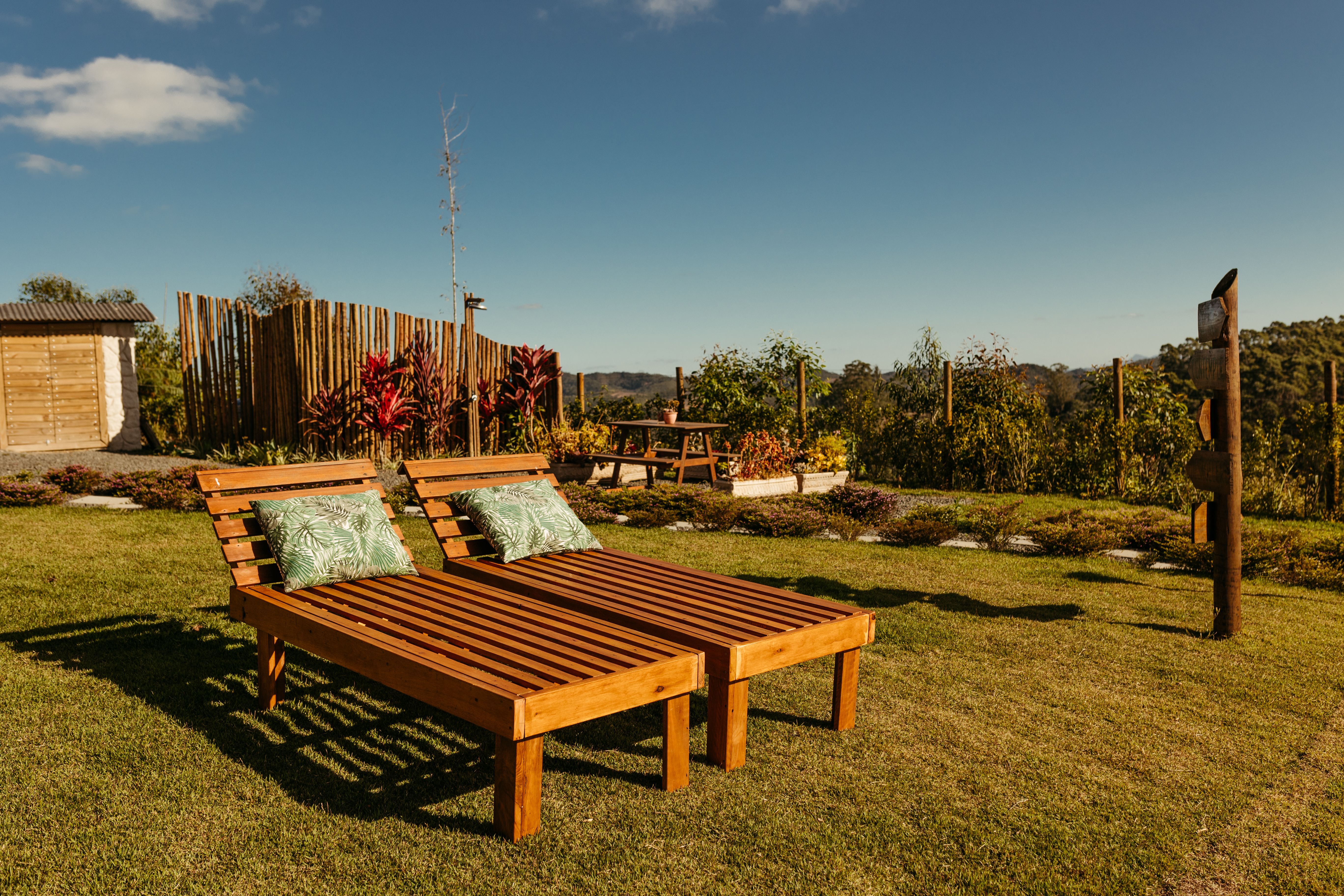 Gartenmöbel Set aus Teakholz — Empfehlung für Sitzgruppe unter einem Baum