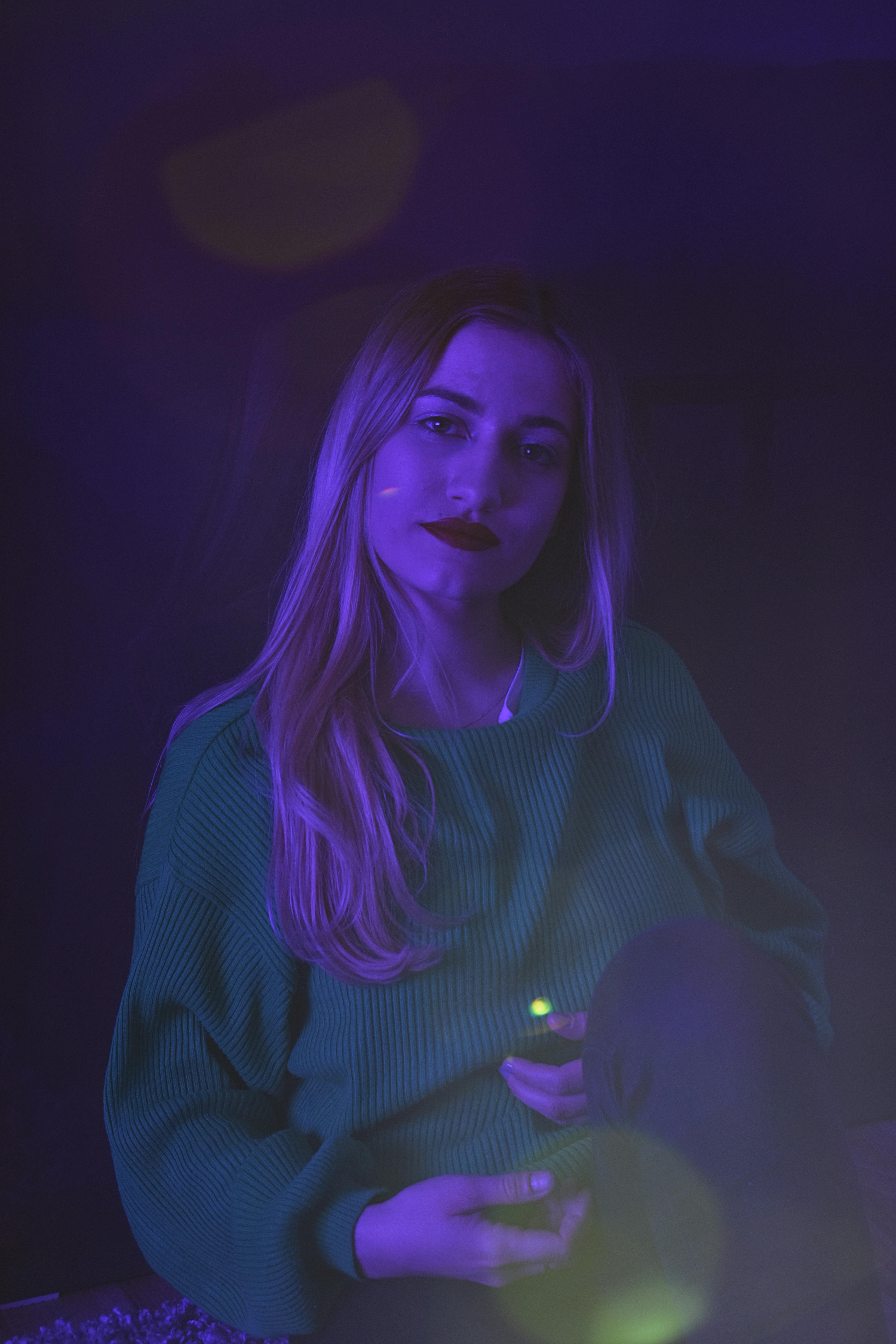 一位身着霓虹灯般鲜艳服饰的女人，展示了喜怒无常的肖像摄影技巧