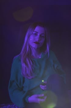 一位身着霓虹灯般鲜艳服饰的女人，展示了喜怒无常的肖像摄影技巧