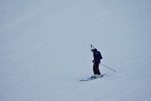 一名滑雪者在雪坡上滑行，展现了冬季运动和季节性休闲活动的魅力