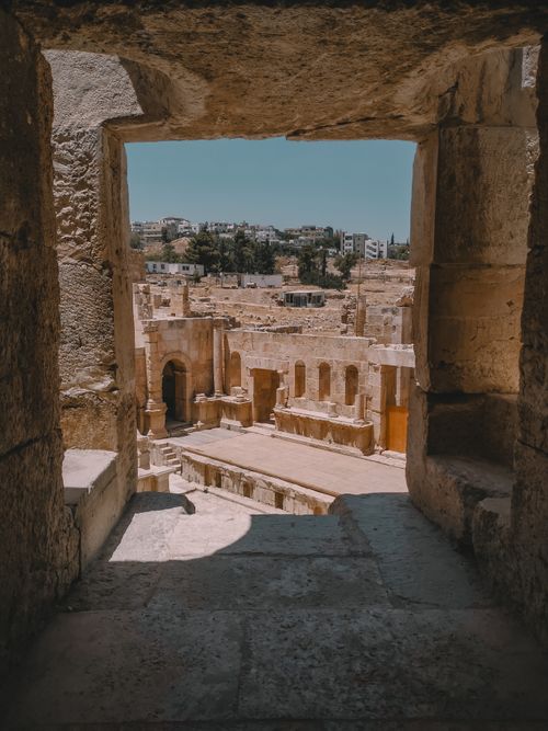 Free Explore the ancient Roman ruins of Jerash, Jordan, with historic architecture and stone walls. Stock Photo