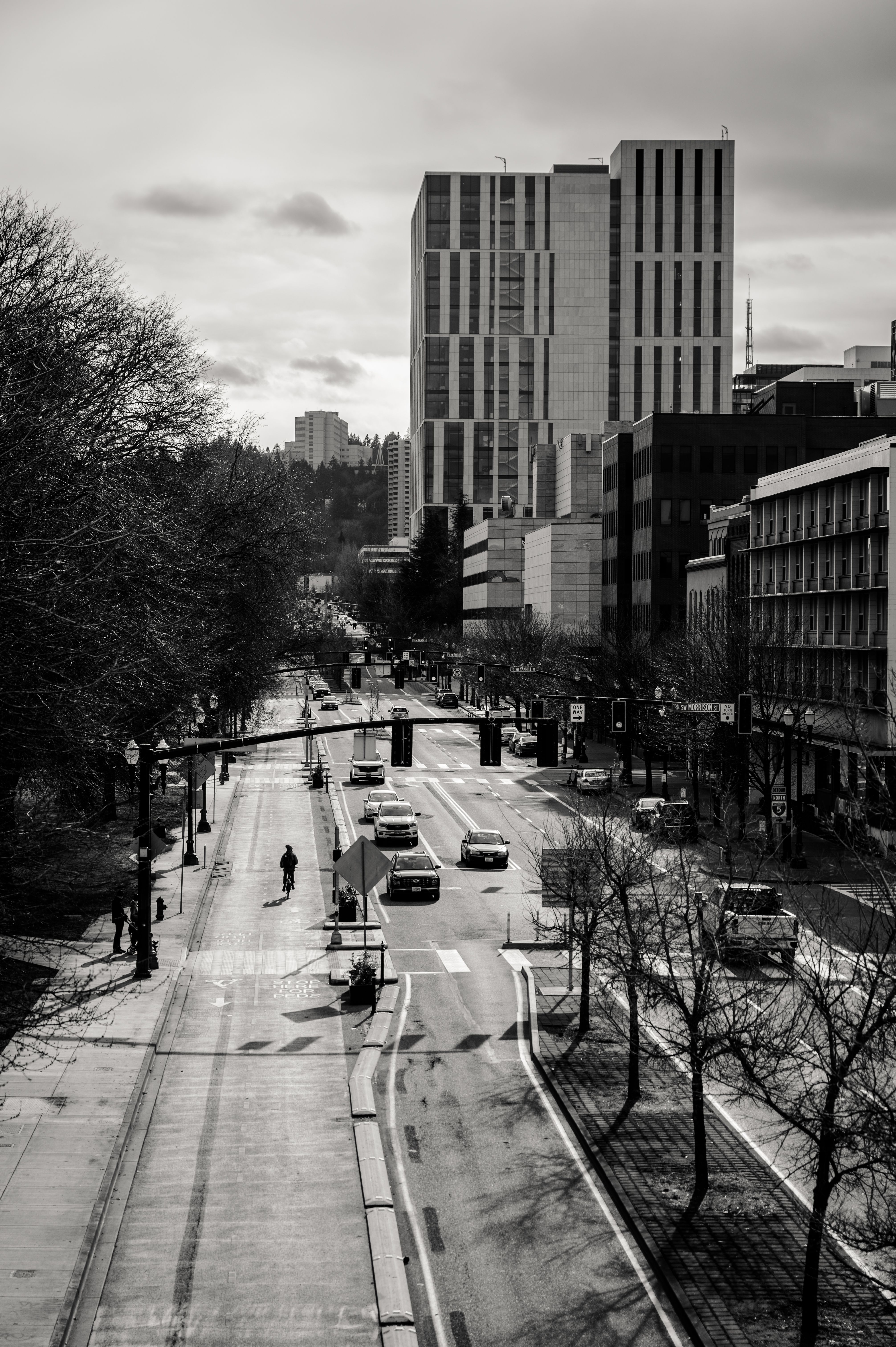 Street in City in Black and White · Free Stock Photo