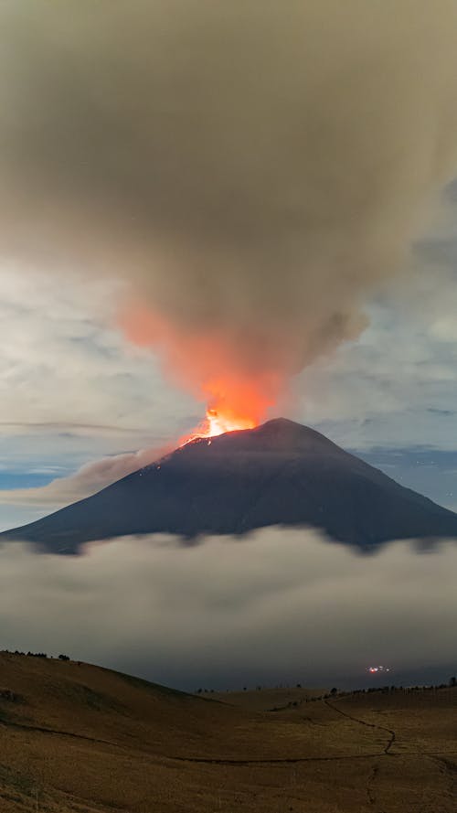 Foto profissional grátis de cinza, em erupção, erupção vulcânica