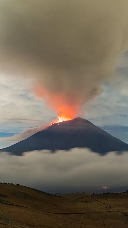 Foto profissional grátis de cinza, em erupção, erupção vulcânica