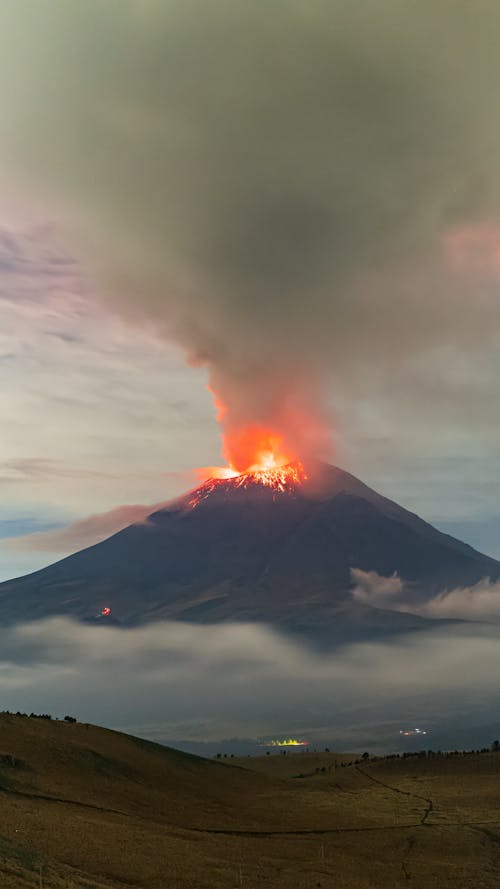 Foto profissional grátis de cair da noite, erupção, explosão