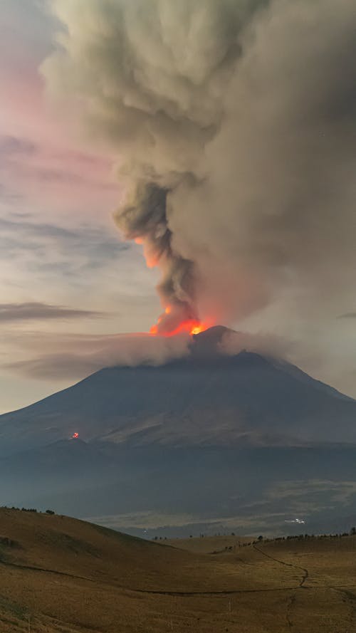 Fotobanka s bezplatnými fotkami na tému dym, erupcia, kráter