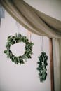 室内悬挂着用织物装饰的天然绿色植物花环，营造出宁静的氛围