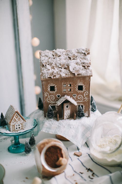 Free Brown House Miniature on Table Stock Photo