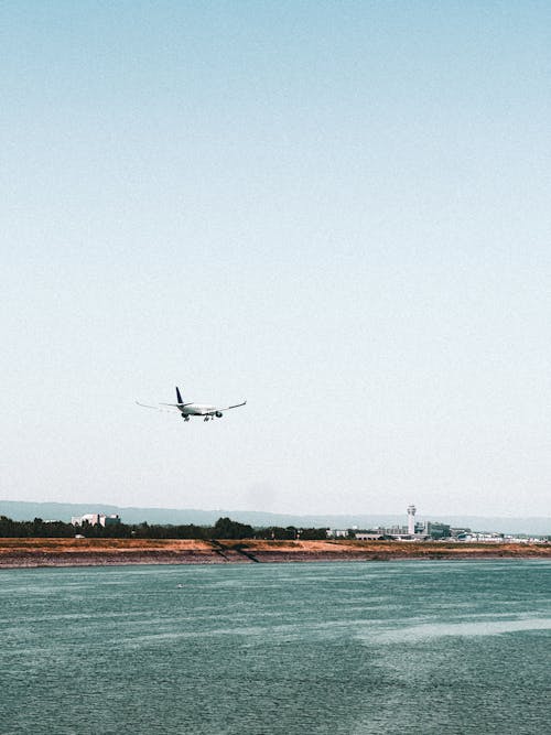 Foto d'estoc gratuïta de aeroport, aterrant, avió