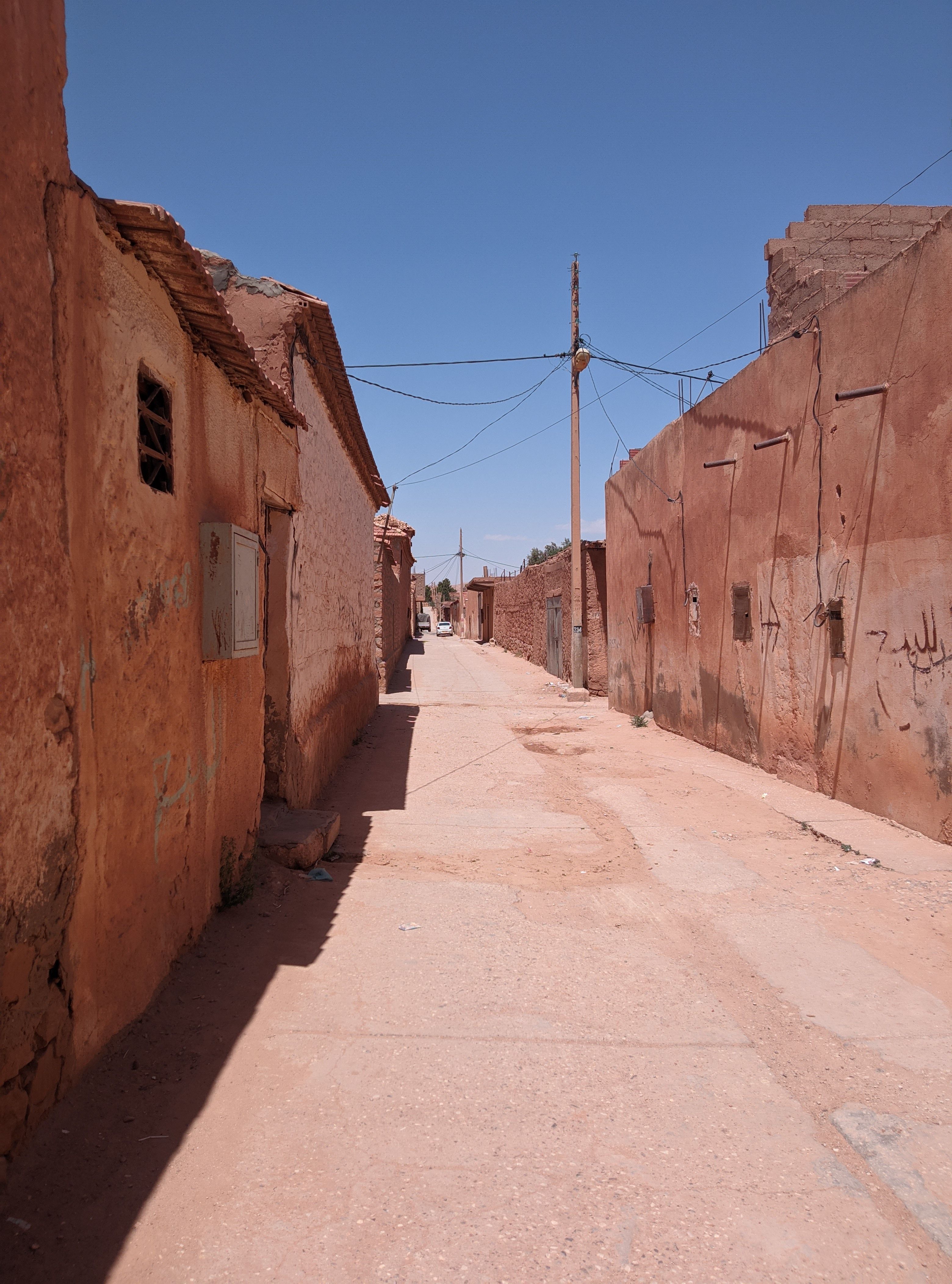 Explore the rustic charm of a sunlit alley in El Idrissia, Djelfa Province, Algeria.