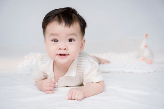 操作者正在为孩子推拿清大肠经