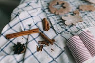 温暖的节日主题家庭烘焙场景，配有肉桂、饼干切割和节日装饰，非常应景