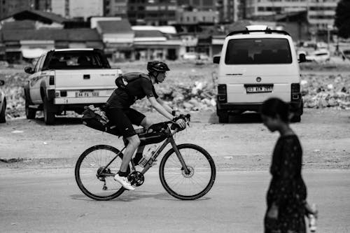 Základová fotografie zdarma na téma černobílý, cyklista, jízdní kolo