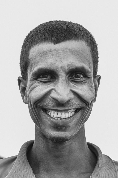 Retrato De Hombre Sonriente En Blanco Y Negro · Foto de stock gratuita