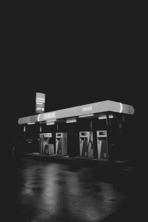 Základová fotografie zdarma na téma černobílý, čerpací stanice, noc