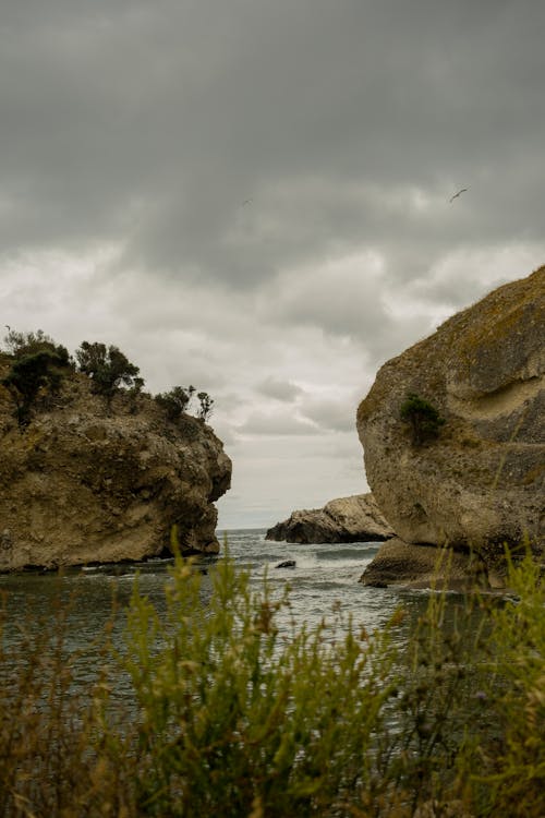 垂直拍攝, 堆疊岩石, 多雲的 的 免費圖庫相片