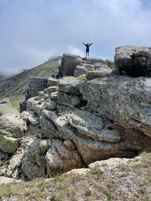 Foto stok gratis hiker, pegunungan, tembakan vertikal