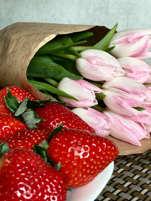 Gratis stockfoto met aardbeien, bloemen, boeket