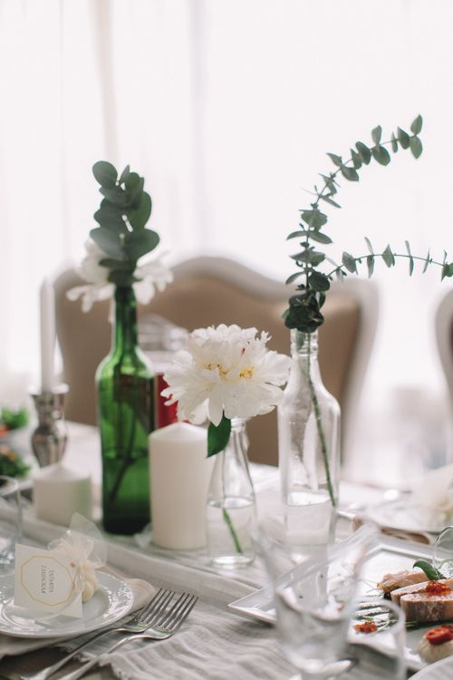 Free A beautifully arranged dining table with flowers and candles, perfect for elegant gatherings. Stock Photo